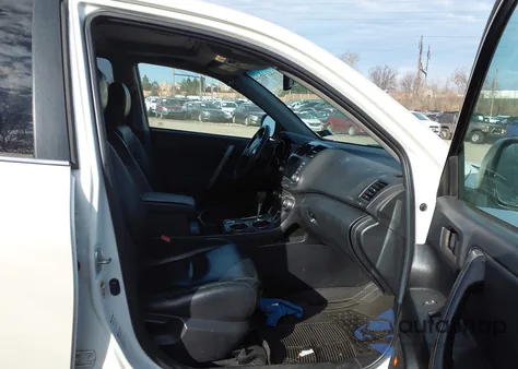 2011 Toyota Highlander Se V6 z USA, uszkodzony, nr VIN 5TDBK3EH3BS052452